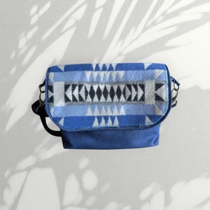 Bolso bandolera ajustable Jillian confeccionado con tela Pendleton en color azul Mission Trail.