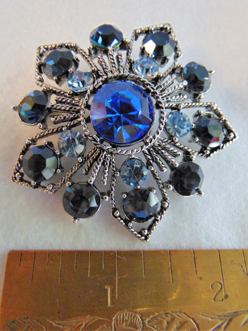 Vintage Weiss rhinestone flower brooch Etsy
