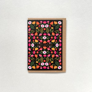 Cartão de aniversário floral folclórico negro