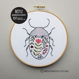 Puede incluir: Diseño de escarabajo floral bordado en tela blanca en un aro de bordado de madera. El texto "BEETLE EMBROIDERY PDF digital download" está en la esquina superior izquierda.