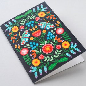 Carte de voeux noire lumineuse fleurs et papillons de nuit folkloriques image 2