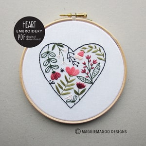 Puede incluir: Un patrón de bordado digital para un diseño en forma de corazón lleno de motivos florales en tonos verdes, rosas y rojos. El patrón se titula "Heart Embroidery PDF digital download".