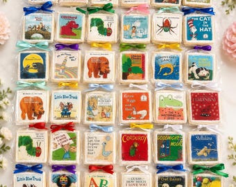 Könnte beinhalten: Eine Sammlung von dreißig quadratischen Keksen, einzeln verpackt in durchsichtigen Plastiktüten mit bunten Schleifen. Jeder Keks zeigt einen essbaren Druck eines klassischen Kinderbuchcovers, darunter Titel wie The Cat in the Hat und Corduroy.