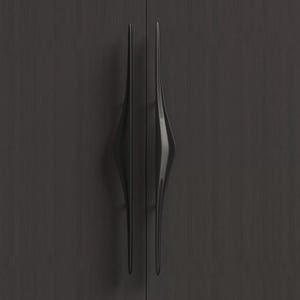 K&ouml;nnte beinhalten: Nahaufnahme von zwei dunkelgrauen Schrankgriffen mit einem einzigartigen, l&auml;nglichen Design. Die Griffe sind an einer dunkelgrauen Schrankt&uuml;r montiert und schaffen eine elegante und moderne &Auml;sthetik. Die Griffe haben eine glatte, gl&auml;nzende Oberfl&auml;che.