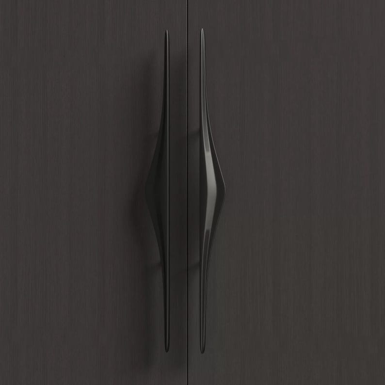 K&ouml;nnte beinhalten: Nahaufnahme von zwei dunkelgrauen Schrankgriffen mit einem einzigartigen, l&auml;nglichen Design. Die Griffe sind an einer dunkelgrauen Schrankt&uuml;r montiert und schaffen eine elegante und moderne &Auml;sthetik. Die Griffe haben eine glatte, gl&auml;nzende Oberfl&auml;che.