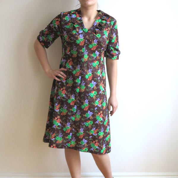 Vintage 1970s Brown Floral Print Jersey Dress Knee Length Short Sleeve A Line Dress Ruffled Neck Large Size