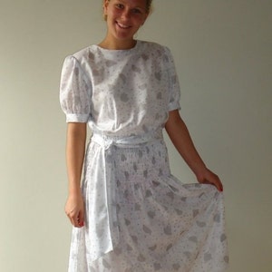 Vintage 1980 Weiß Hellgrau Print Kleid Midi Kurzarm Jersey Elastische Taille Vollarm