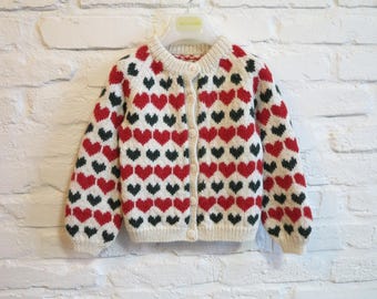 Cardigan vintage lavorato a mano con cuore / Maglione in misto lana per bambini / Stile scandinavo Fair Isle / Motivo a cuore rosso e verde / Taglia bambino 5/6 anni