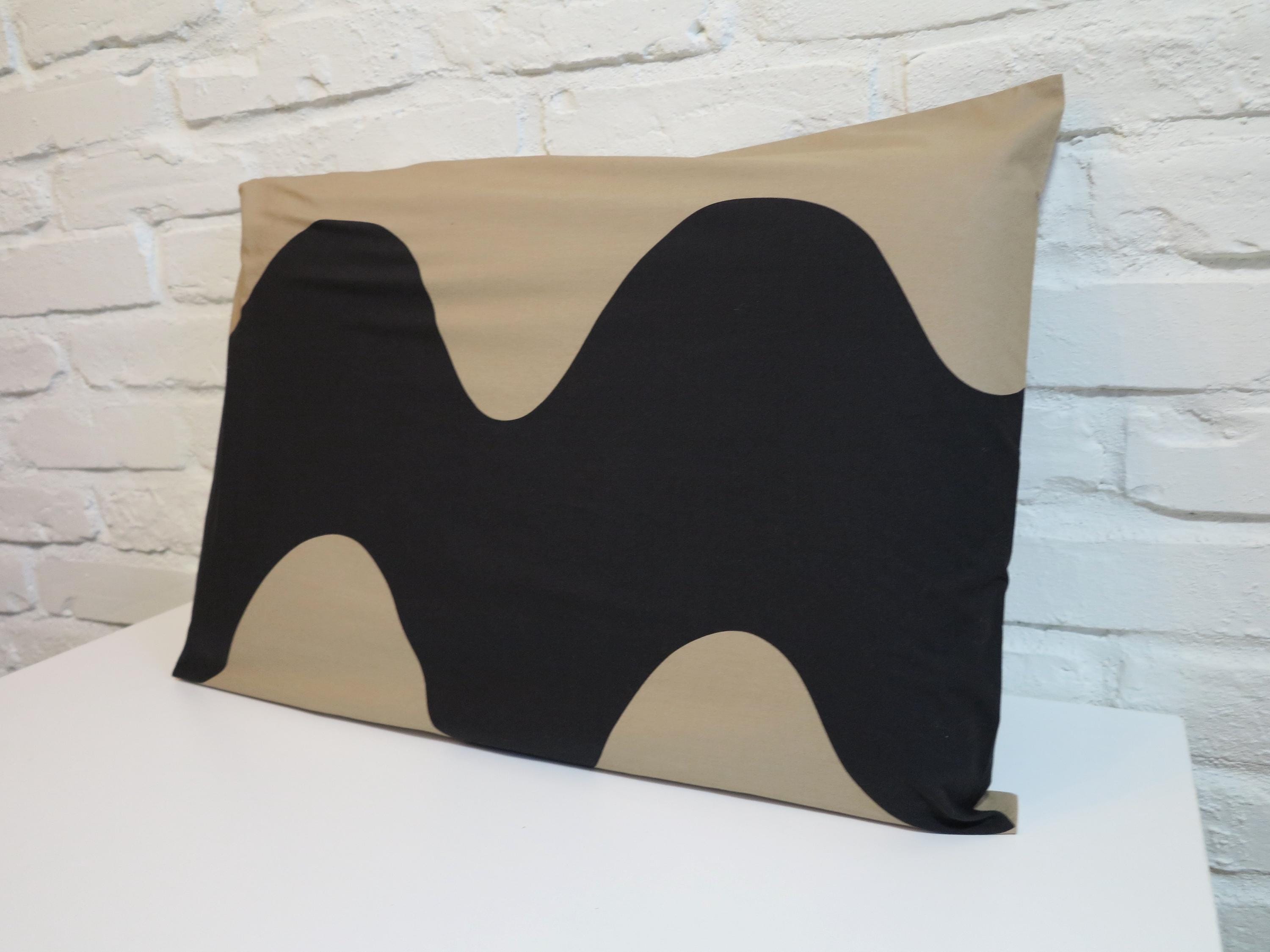Marimekko Lokki Cushion Cover – Beige & Black Maija Isola Design
