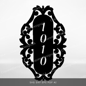 Könnte beinhalten: Ein schwarzes, vertikales Hausnummernschild mit den Ziffern 1010 in weißer serifenloser Schrift. Das zentrale ovale Feld ist von einem dekorativen, symmetrischen Rankenrahmen umgeben. Der untere Text lautet SVG DXF EPS PDF AI.