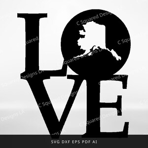 Peut inclure: Un design graphique noir représentant le mot LOVE dans une police serif grasse. La lettre O est remplacée par un cercle noir plein contenant une silhouette blanche de la carte de l'Alaska. Le texte SVG DXF EPS PDF AI figure en bas.