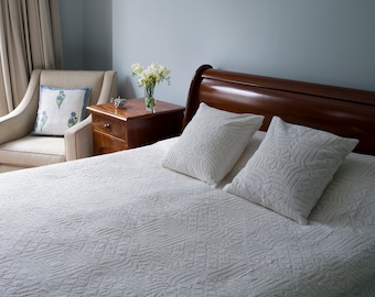 WHITE APPLIQUE BEDSPREAD - Cotton backed