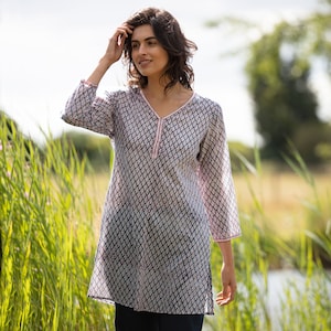 SALE Langes KURTA TOP – Alle Größen – Style 2 - Grau und Rost mit Off-White-Motiv – 100% leichte Baumwolle/Tunika/3/4 Ärmel/gemustertes Oberteil