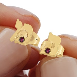 Pendientes pequeños de oro con inicial hebrea y gemas de rubí rosa