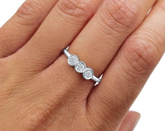 Anillo de oro blanco de 14 quilates con diamantes.