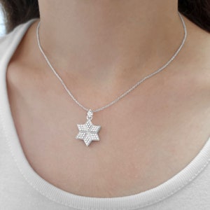 Massive Magen-David-Diamant-Halskette aus 14-karätigem Weißgold, Ständer mit israelischem jüdischen Sternschmuck