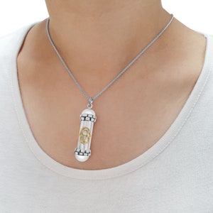 Srebrny i złoty naszyjnik Hamsa Mezuzah