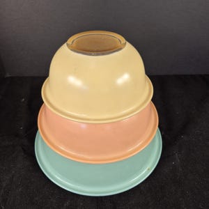 3 Vintage Pyrex Pastel Mixing Bowls Glass Nesting 322 323 325 Pink Green Yellow Baking Kitchenware Glassware Dinnerware Bowl Storage