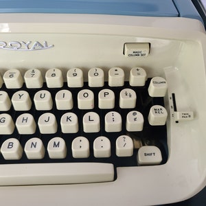 Vintage 1960’s Turquoise Font Royal Safari Manual Typewriter Hard Case ...