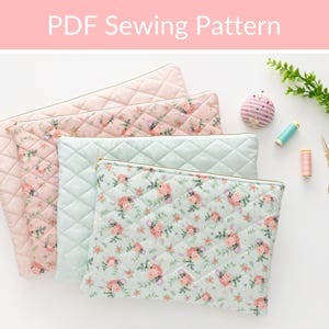 Peut inclure: Quatre pochettes en tissu matelassé rose et vert menthe avec des motifs floraux et des fermetures éclair dorées. L'image comprend également des accessoires de couture comme un coussin à épingles, des ciseaux et des bobines de fil. Le texte "PDF Sewing Pattern" est en haut.
