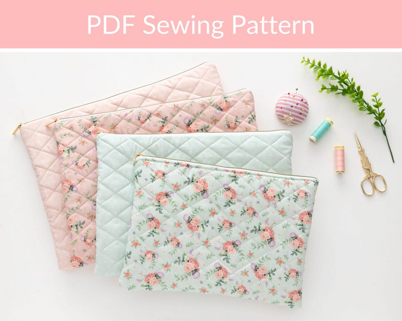 K&ouml;nnte beinhalten: Vier gesteppte Stoffbeutel in Rosa und Mintgr&uuml;n mit Blumenmustern und goldenen Rei&szlig;verschl&uuml;ssen. Das Bild enth&auml;lt auch N&auml;hutensilien wie ein Nadelkissen, eine Schere und Garnrollen. Der Text "PDF Sewing Pattern" steht oben.