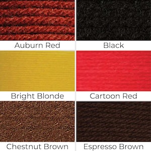 Op de afbeelding: Een kleurenkaart met zes garentexturen, gelabeld als Auburn Red, Black, Bright Blonde, Cartoon Red, Chestnut Brown en Espresso Brown. Elk vierkant toont een unieke vezelkleur en textuur, gerangschikt in een raster met tekstlabels eronder.