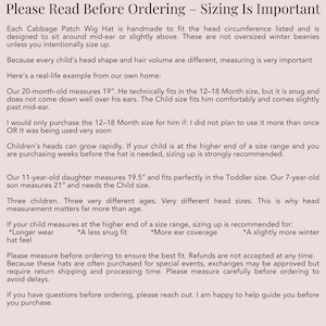 Op de afbeelding: Een informatieve afbeelding met zwarte tekst op een lichtroze achtergrond met de titel Please Read Before Ordering &ndash; Sizing Is Important. Het bevat gedetailleerde instructies voor het meten van de hoofdomtrek voor Cabbage Patch Wig-hoeden.