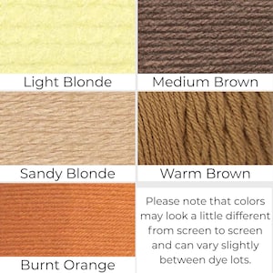 Op de afbeelding: Een kleurenkaart met vijf garenmonsters gelabeld als Light Blonde, Medium Brown, Sandy Blonde, Warm Brown en Burnt Orange. Een tekstvak vermeldt: Please note that colors may look a little different from screen to screen and can vary slightly between dye lots.