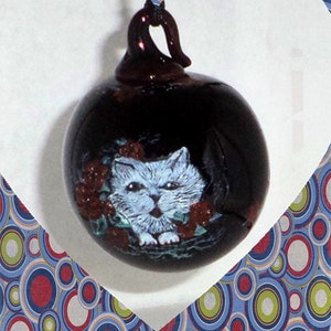 Witte kat opknoping gegraveerd glas bal sierlijke met bloemen