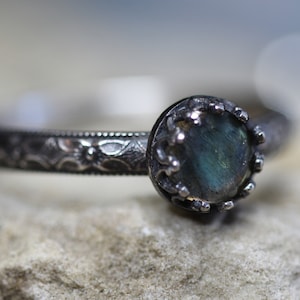 Labradorite Ring* Solid Sterling Silver * 6mm Green Blue Flash Stone* Floral Band