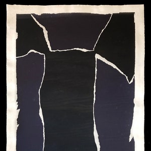 Puede incluir: Impresi&oacute;n abstracta en blanco y negro sobre papel con un borde blanco. La impresi&oacute;n est&aacute; compuesta por formas geom&eacute;tricas y tiene un efecto de papel rasgado. La impresi&oacute;n est&aacute; firmada y numerada "15/70".