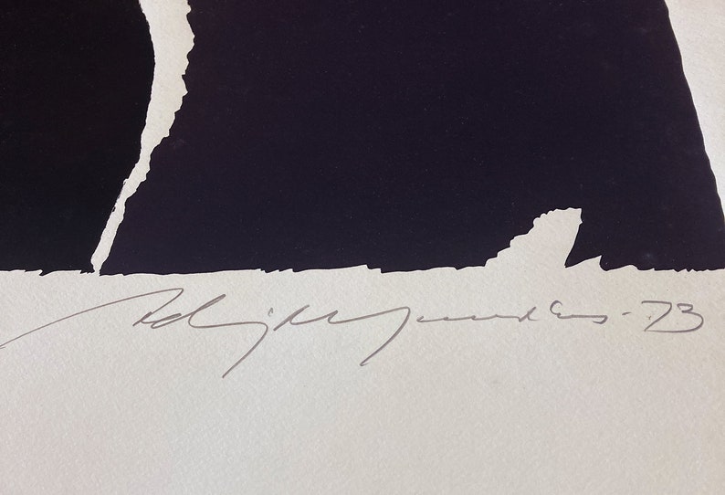 Puede incluir: Impresi&oacute;n de arte abstracto en blanco y negro con una firma y la fecha "December 6 - 73" en la esquina inferior derecha.