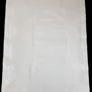 Puede incluir: Una hoja de papel blanca lisa con una superficie ligeramente texturizada.