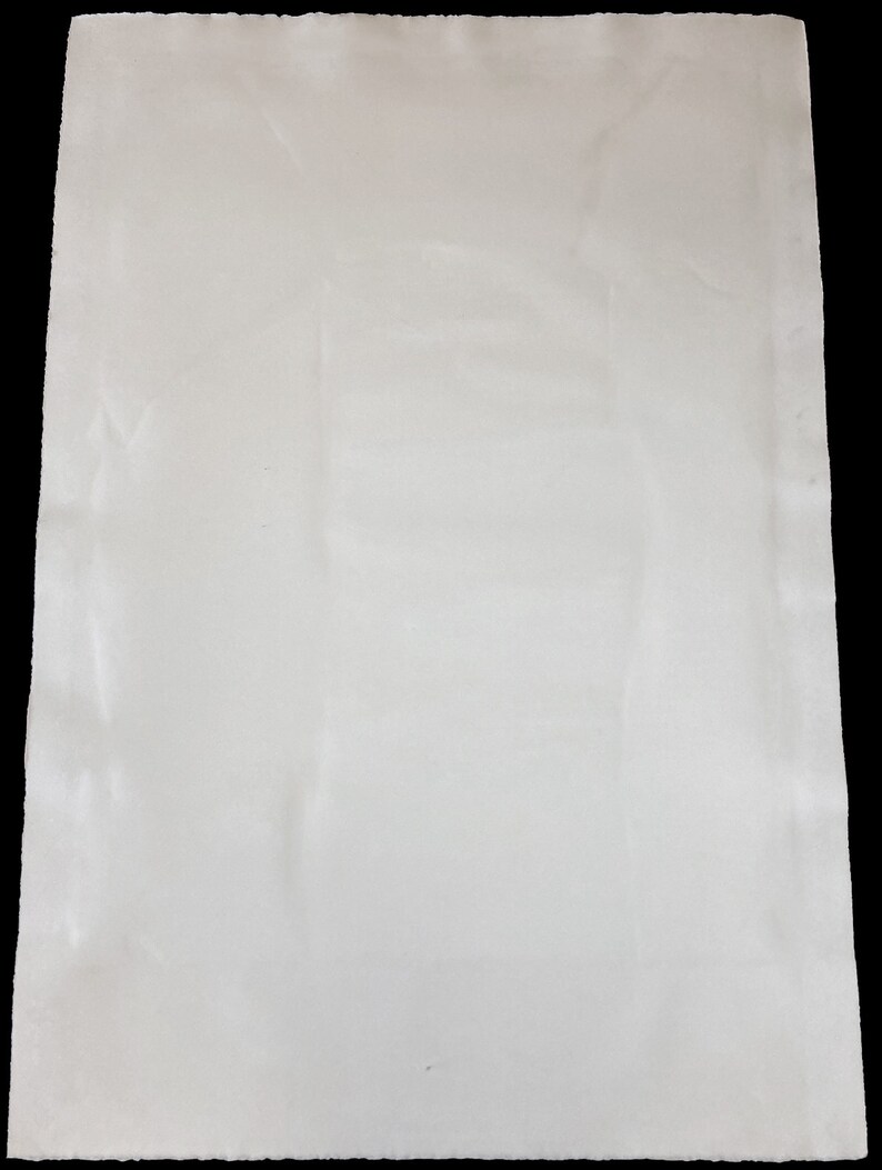 Puede incluir: Una hoja de papel blanca lisa con una superficie ligeramente texturizada.