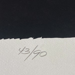 Puede incluir: Primer plano de un papel blanco con el n&uacute;mero "43/90" escrito en tinta negra.