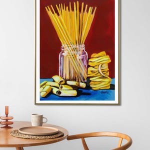 Puede incluir: Una pintura de un frasco de vidrio lleno de largos y finos espaguetis amarillos. El frasco está sentado sobre una superficie azul con una pila de tubos de pasta amarillos delante de él. El fondo es de color rojo oscuro.