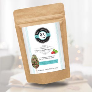 Può includere: Una busta di carta marrone di Peaceful Pregnancy Tea di Birds & Bees Teas. L'etichetta presenta un bordo turchese e la scritta "Peaceful Pregnancy Tea". Il tè è una miscela di foglie sfuse di lampone rosso senza caffeina. La busta contiene 113 grammi di tè.