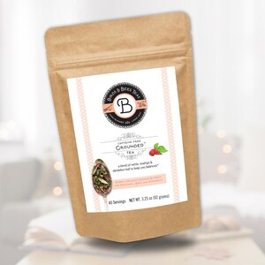 Può includere: Un sacchetto di carta marrone di tè "Grounded" senza caffeina di "Birds & Bees Teas". L'etichetta presenta un logo con una "B" e il testo "una miscela di ortica, rosa canina e foglie di tarassaco per mantenerti in equilibrio". Il sacchetto contiene 92 grammi.