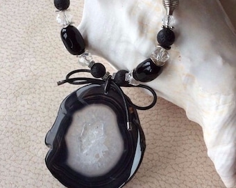 Agate slice xl ketting. Geode agate slice hanger XL statement ketting zwart wit lederen boog lava kralen heldere kristallen