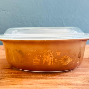 Early American collection PYREX casserole with lid