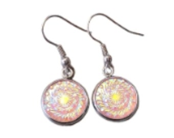 Boucles d'oreilles pendantes rose clair irisées : acier inoxydable, hypoallergénique