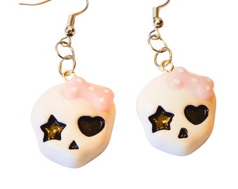 Boucles d'oreilles pendantes tête de mort : nœud rose à pois