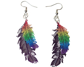 Boucles d'oreilles pendantes plumes arc-en-ciel : bijoux de fierté en acier inoxydable
