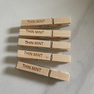 100 aangepaste bruiloft pinnen houten wasknijpers - personaliseer naam versierde houten ambachtelijke pinnen vrijgezellenfeest babyshower verjaardagsfeestje