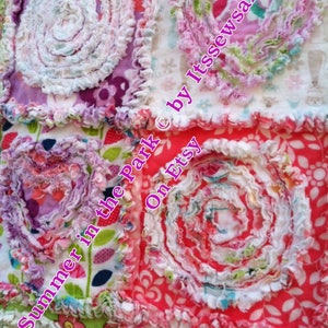 Puede incluir: Una colcha de retazos colorida con un patr&oacute;n floral y un dise&ntilde;o circular en el centro de cada cuadrado. La colcha est&aacute; hecha de diferentes telas y tiene un borde deshilachado. El texto "Summer in the Park &copy; by ItssewSally On Etsy" est&aacute; escrito en la colcha.