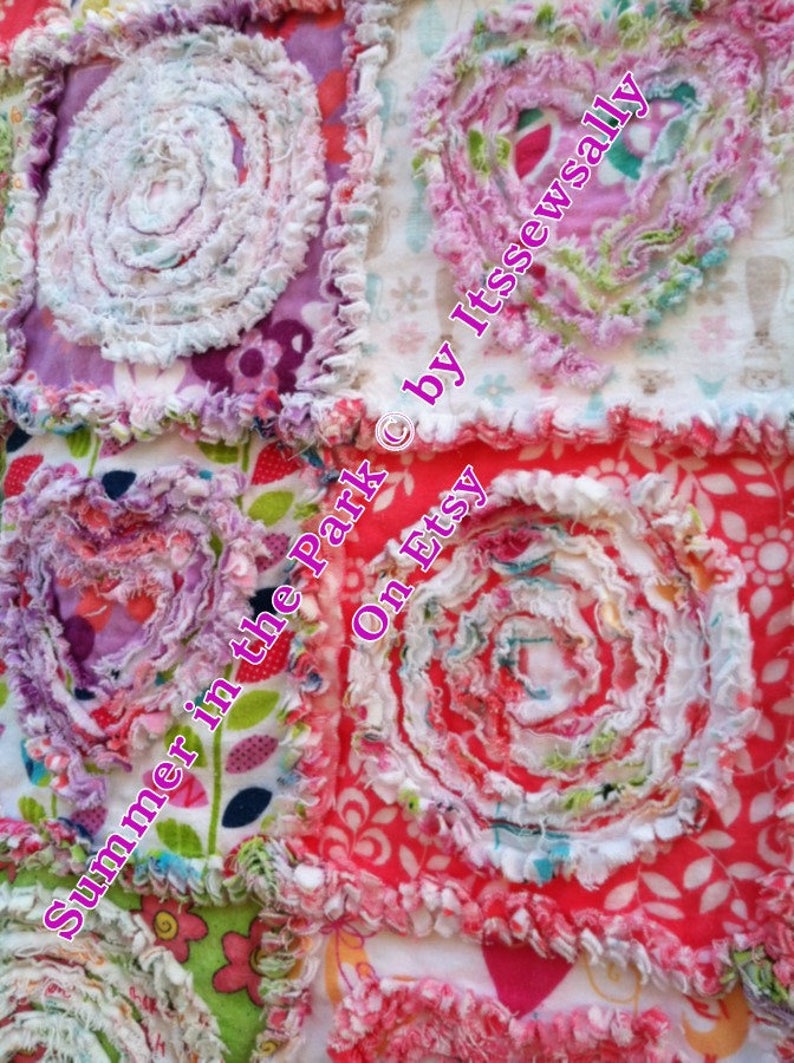 Puede incluir: Una colcha de retazos colorida con un patr&oacute;n floral y un dise&ntilde;o circular en el centro de cada cuadrado. La colcha est&aacute; hecha de diferentes telas y tiene un borde deshilachado. El texto "Summer in the Park &copy; by ItssewSally On Etsy" est&aacute; escrito en la colcha.