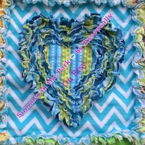 Puede incluir: Un coraz&oacute;n de tela azul, verde y amarillo con el texto "Summer in the Park &copy; by ItssewSally On Etsy" sobre un fondo azul y blanco de chevron.