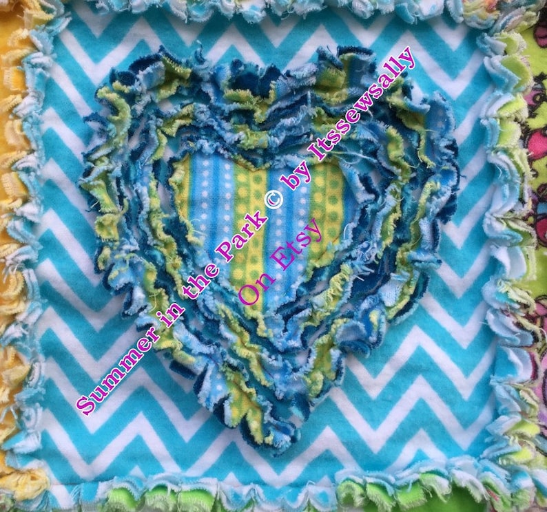 Puede incluir: Un coraz&oacute;n de tela azul, verde y amarillo con el texto "Summer in the Park &copy; by ItssewSally On Etsy" sobre un fondo azul y blanco de chevron.