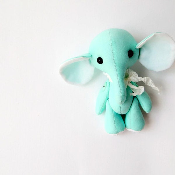 Aqua blau Elefant. Kleines Zeug Spielzeug. Hübsche Puppe. Stofftier.
