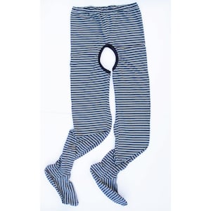 Puede incluir: Unos leggings con pies integrados que presentan un patrón de rayas horizontales en azul marino, blanco y azul claro. La prenda tiene una cintura elástica y una abertura circular en la entrejambe, con pies de tela en la parte inferior.